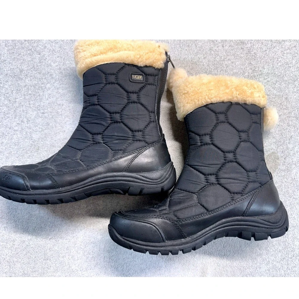 UGG 5737 Quilted Winter Boots Womens Size 8 Black Shearling Lined Zip Snow Boots